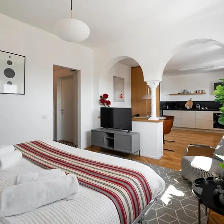 Classic Top-floor In The Historic Center With Views Lejlighed