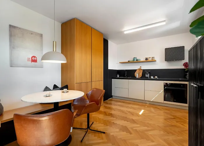 Апартаменти Classic Top-floor In The Historic Center With Views *