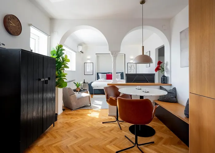 Classic Top-floor In The Historic Center With Views Апартаменти