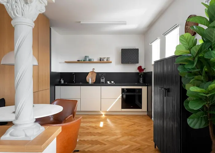 Classic Top-floor In The Historic Center With Views