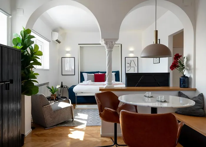 Classic Top-floor In The Historic Center With Views Апартаменти *