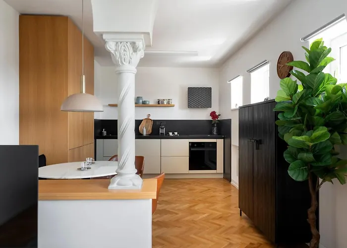 Classic Top-floor In The Historic Center With Views Апартаменти *