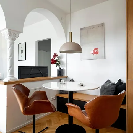 Classic Top-floor In The Historic Center With Views *