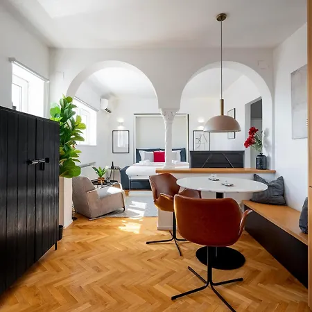 Classic Top-floor In The Historic Center With Views شقة