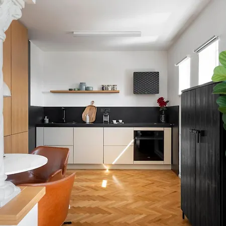 Classic Top-floor In The Historic Center With Views