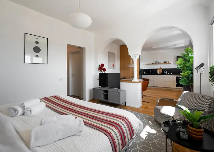 Classic Top-floor In The Historic Center With Views דירה
