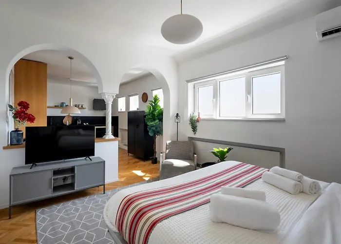 Classic Top-floor In The Historic Center With Views דירה *